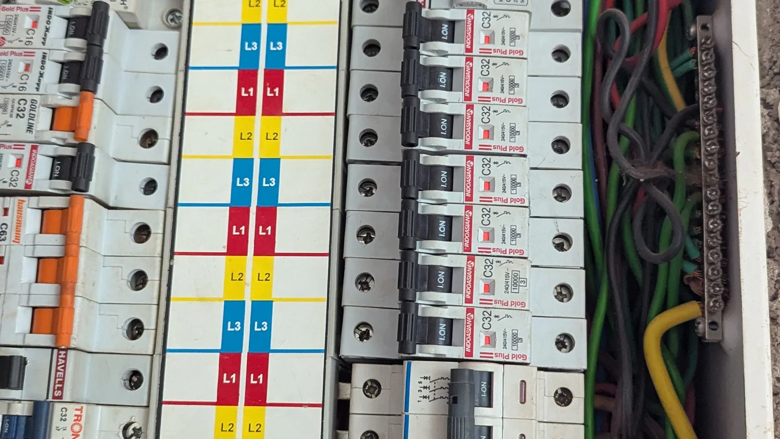 Tableau électrique avec repérage des phases L1, L2 et L3