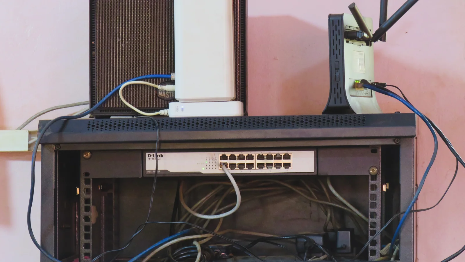 Routeur, modem, switch réseau et câbles Ethernet