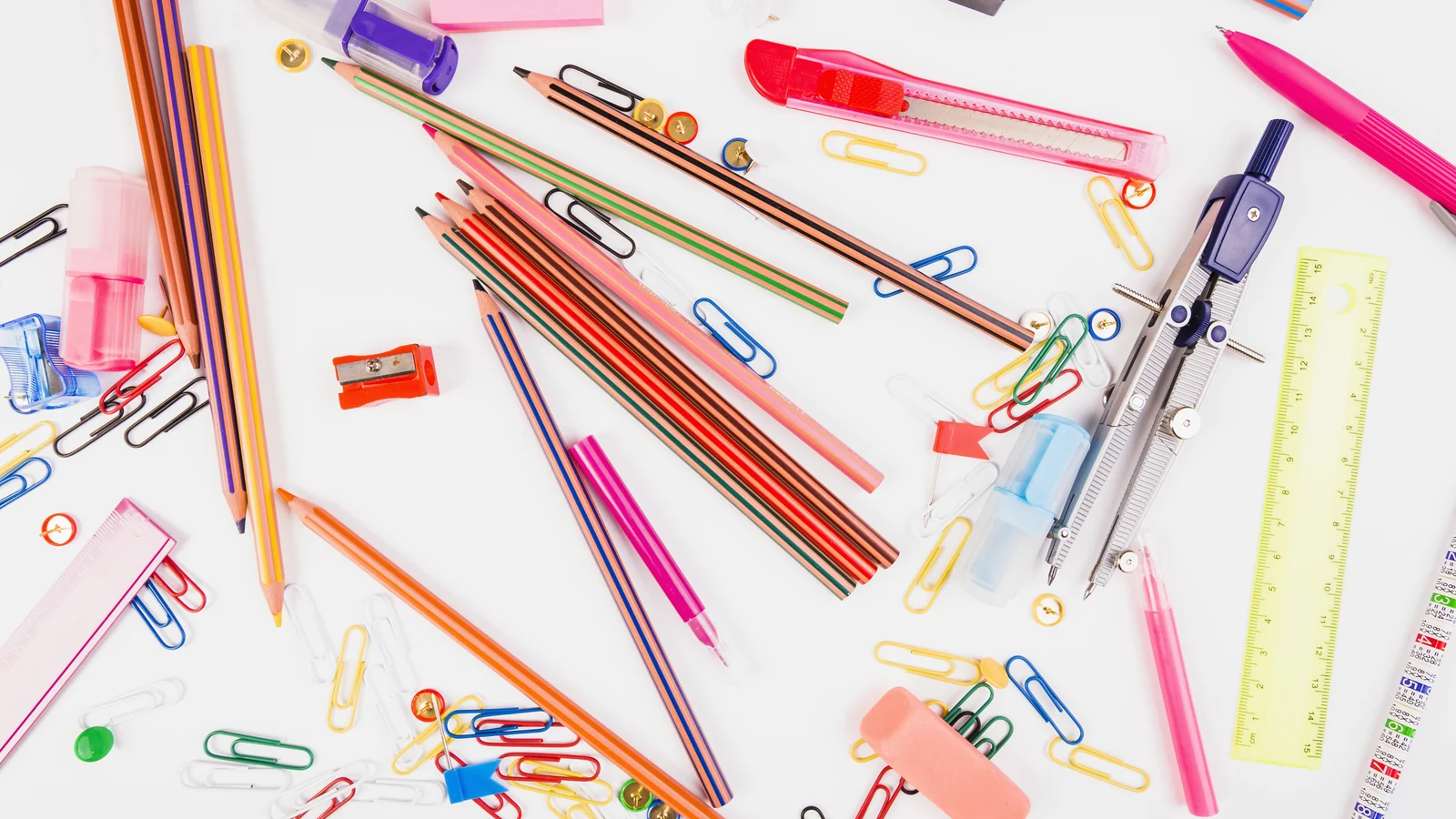 Crayons, règles et matériel de préparation disposés sur une table