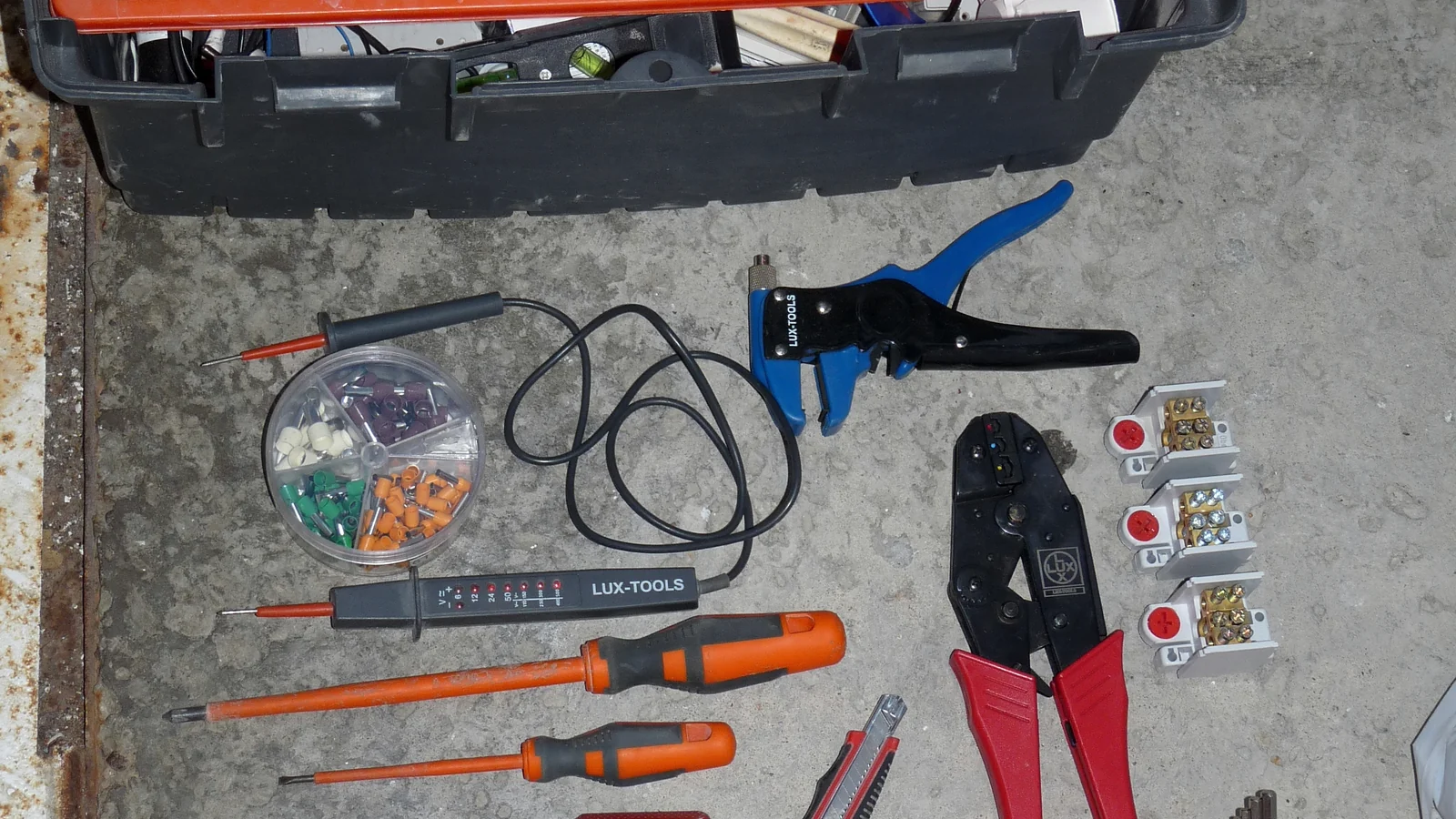 Outils et appareils destinés aux travaux électriques