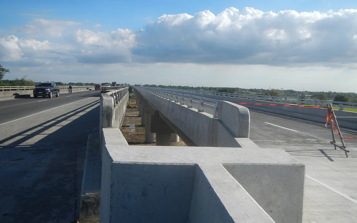 Chantier de travaux publics sur une route et un pont