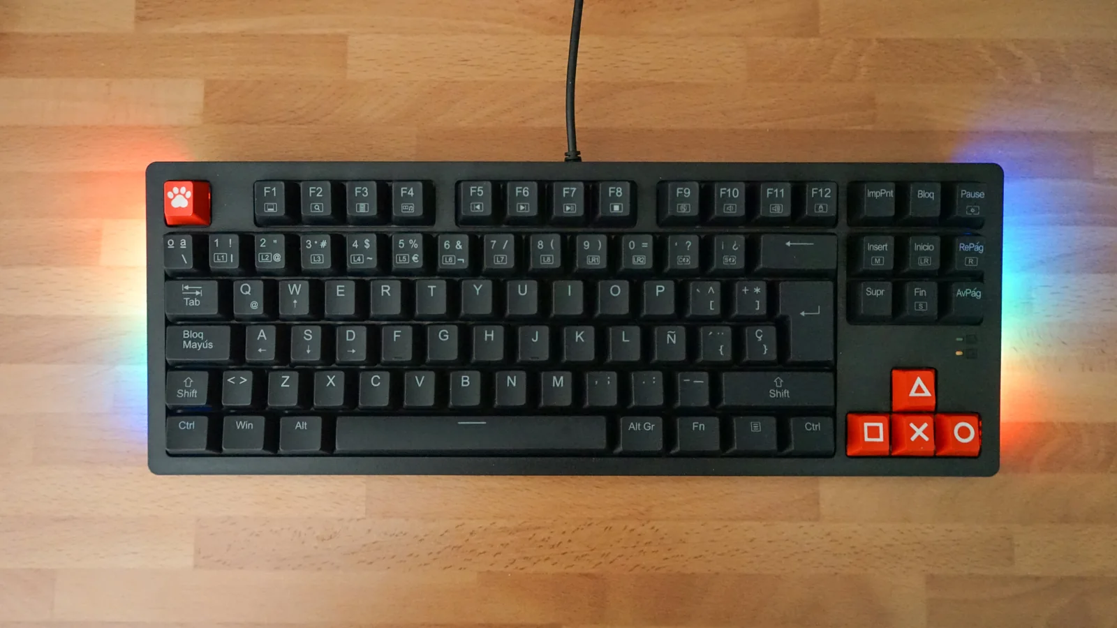 Clavier de jeu rétroéclairé sur un bureau